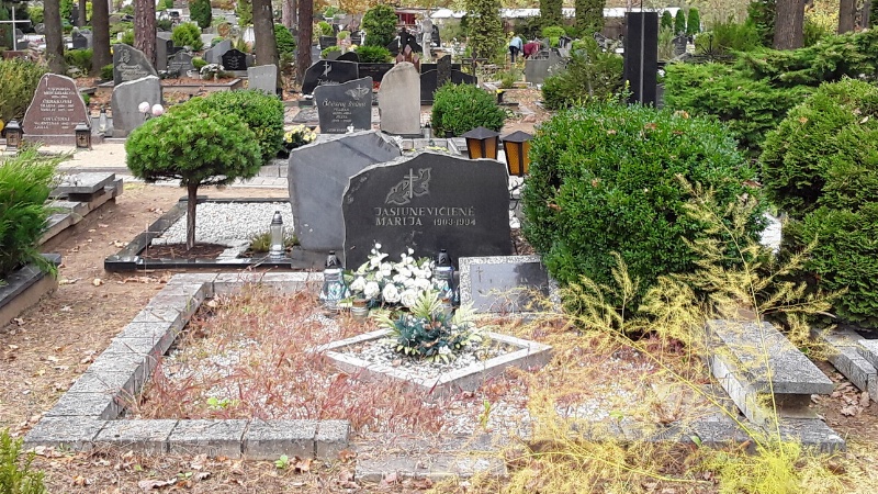 Jelizavetos ir Vytauto Jasiunevičių kapas Karmėlavos kapinėse, 2016 m.